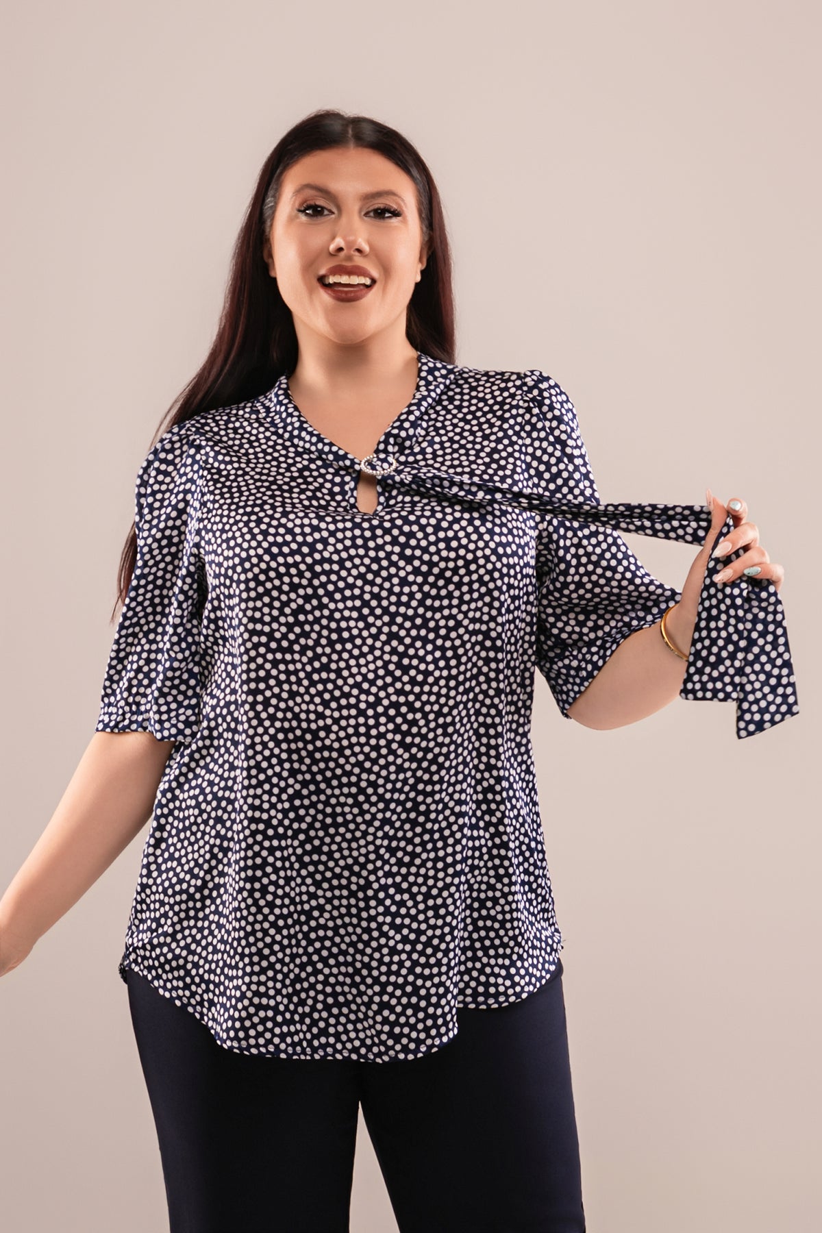 Μπλέ Πουά Σατέν Μπλούζα Plus Size με Δέσιμο Γραβάτας και Κόμψα Μανίκια