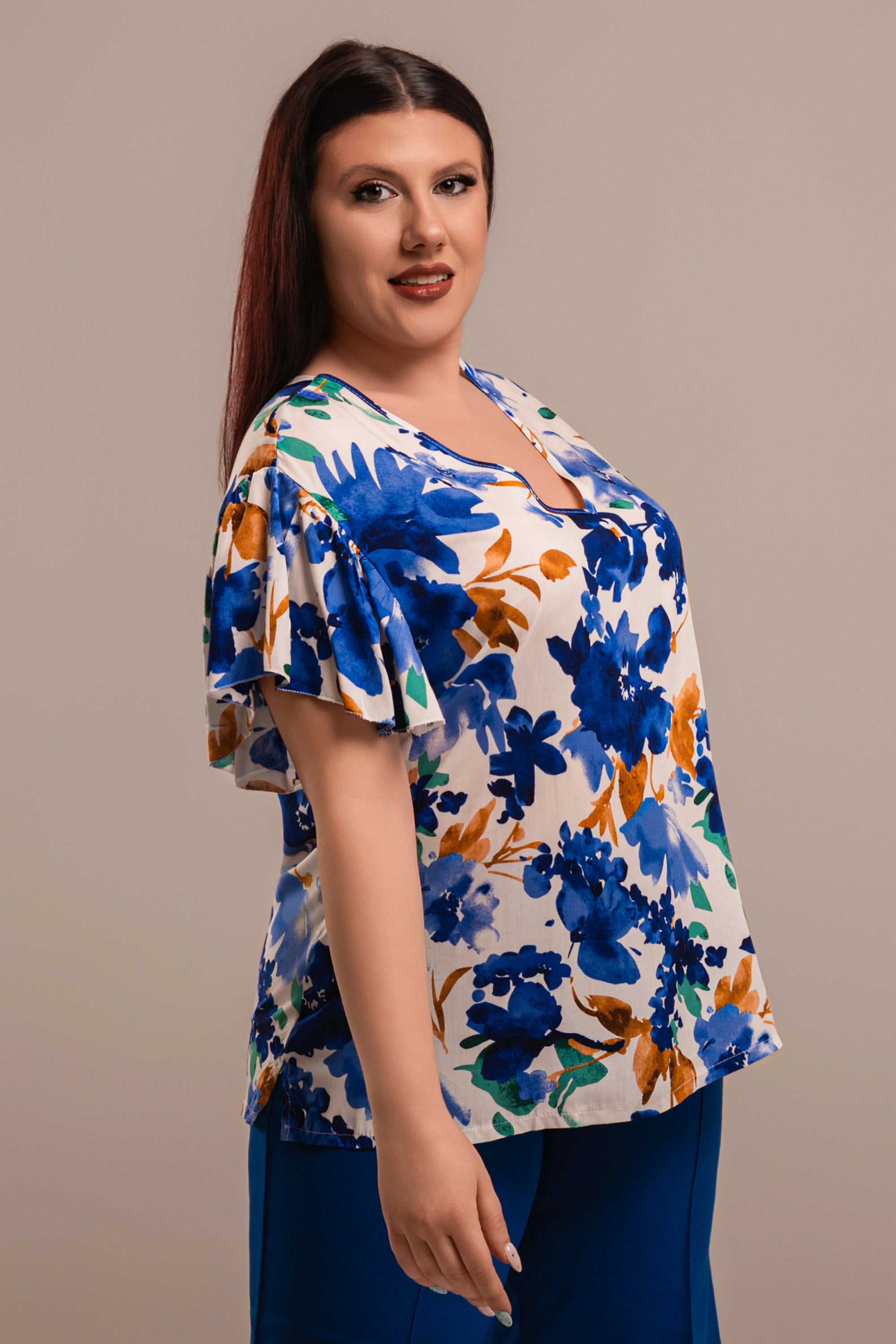 Μπλούζα Plus Size από Βουάλ Ύφασμα με Μπλε Λουλούδια και V Λαιμόκοψη