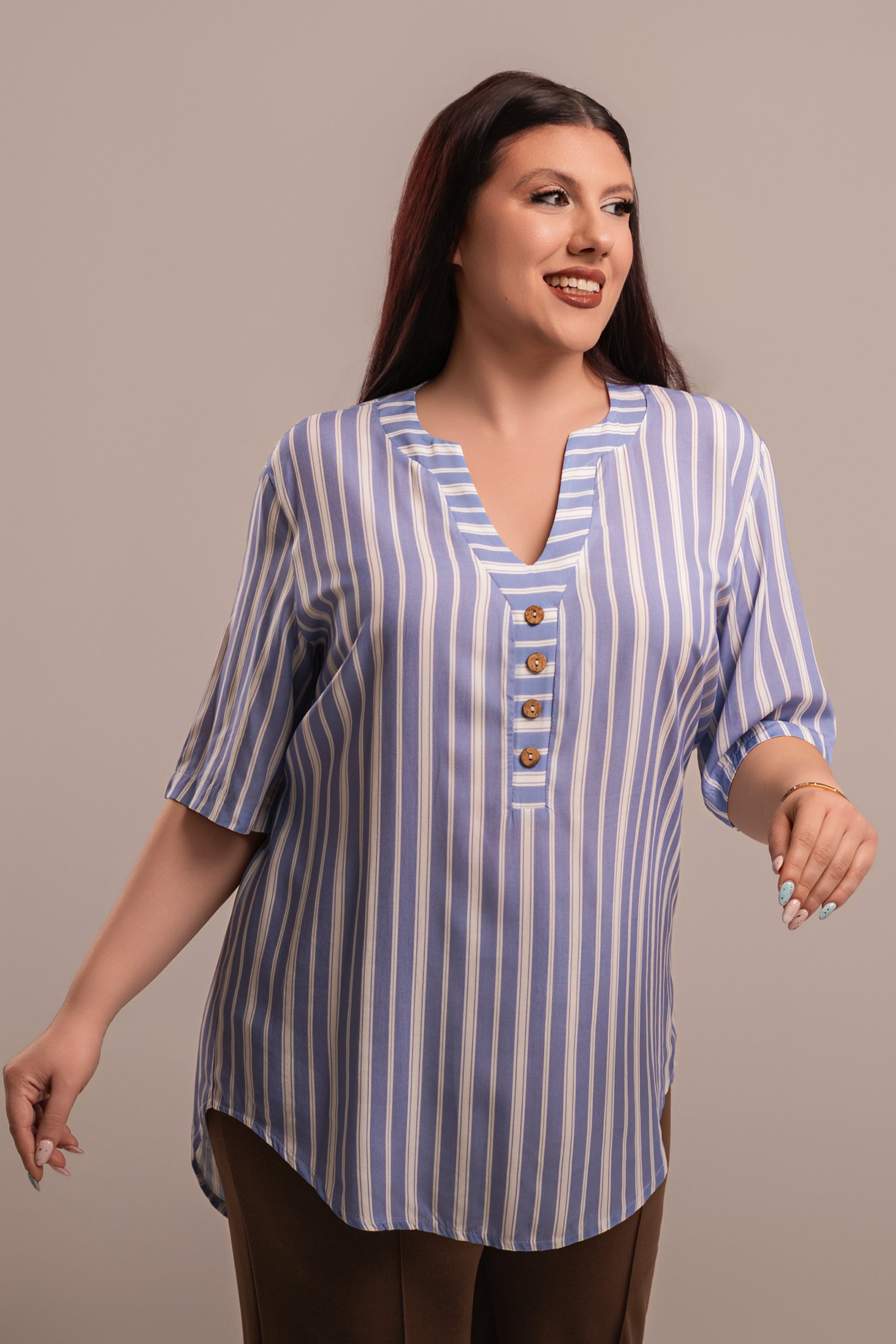 Γαλάζια Ριγέ Μπλούζα Plus Size με Κουμπιά και V Λαιμόκοψη