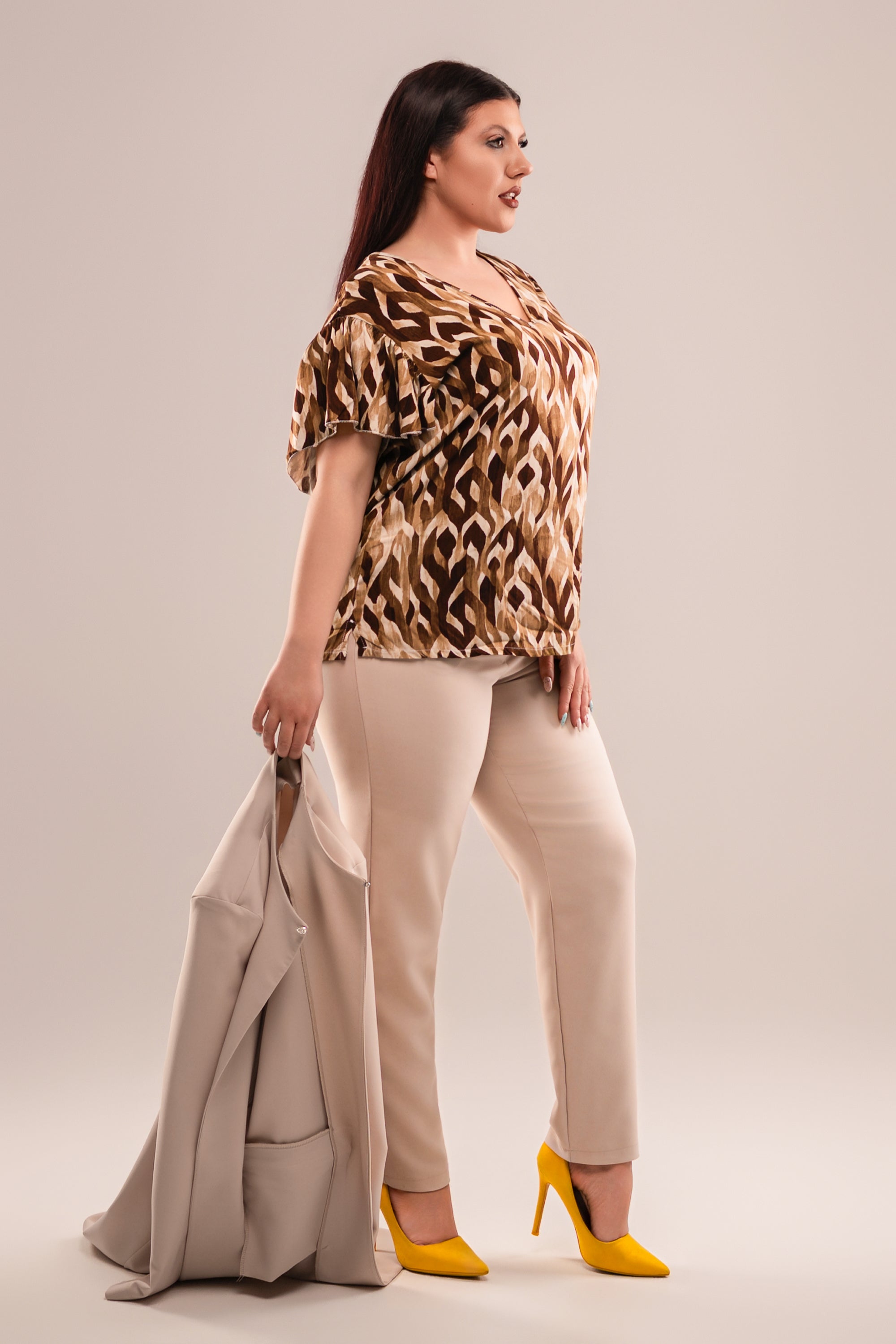 Μπλούζα Plus Size από Βουάλ Ύφασμα με Καφέ Λουλούδια και V Λαιμόκοψη