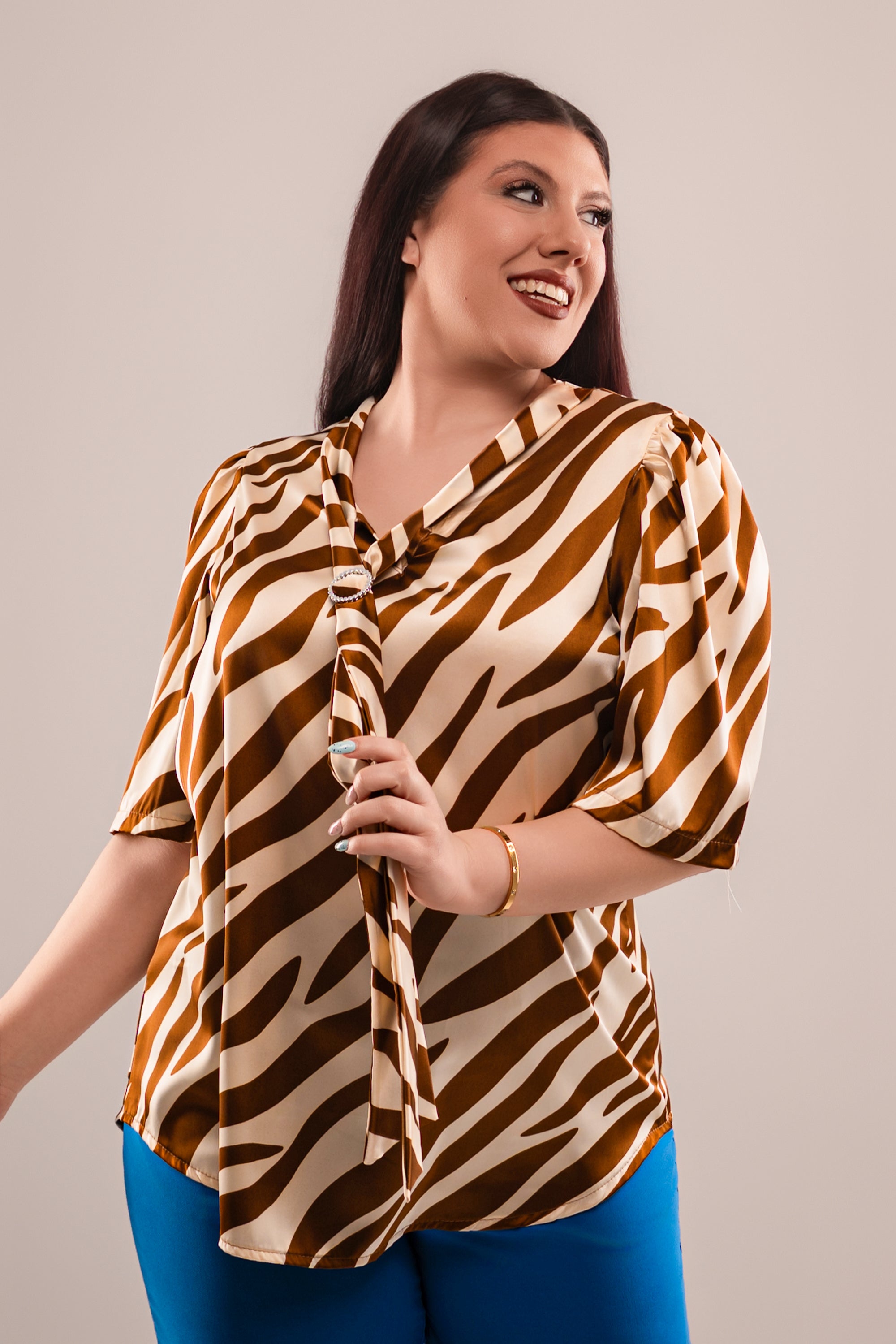 Καφέ Πουά Σατέν Μπλούζα Plus Size με Δέσιμο Γραβάτας και Κόμψα Μανίκια