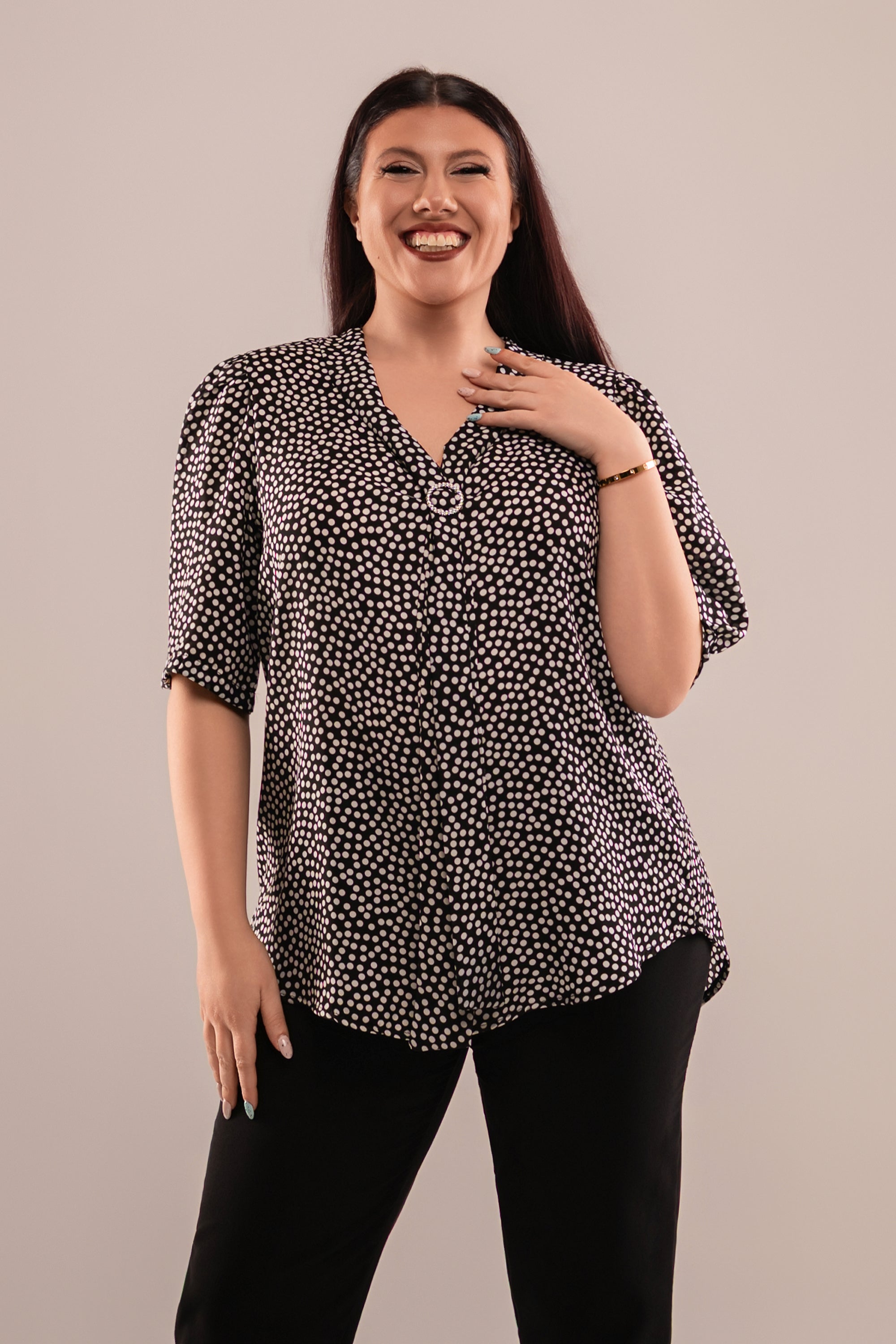 Μαύρη Πουά Σατέν Μπλούζα Plus Size με Δέσιμο Γραβάτας και Κόμψα Μανίκια