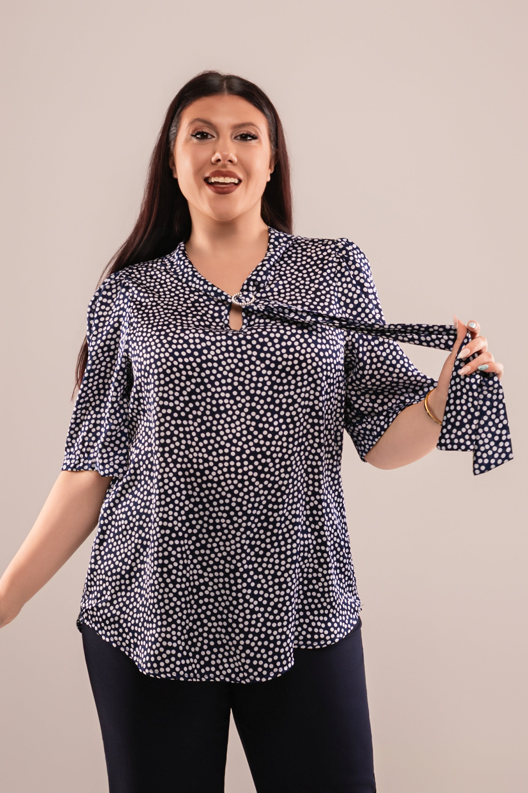 Μπλέ Πουά Σατέν Μπλούζα Plus Size με Δέσιμο Γραβάτας και Κόμψα Μανίκια