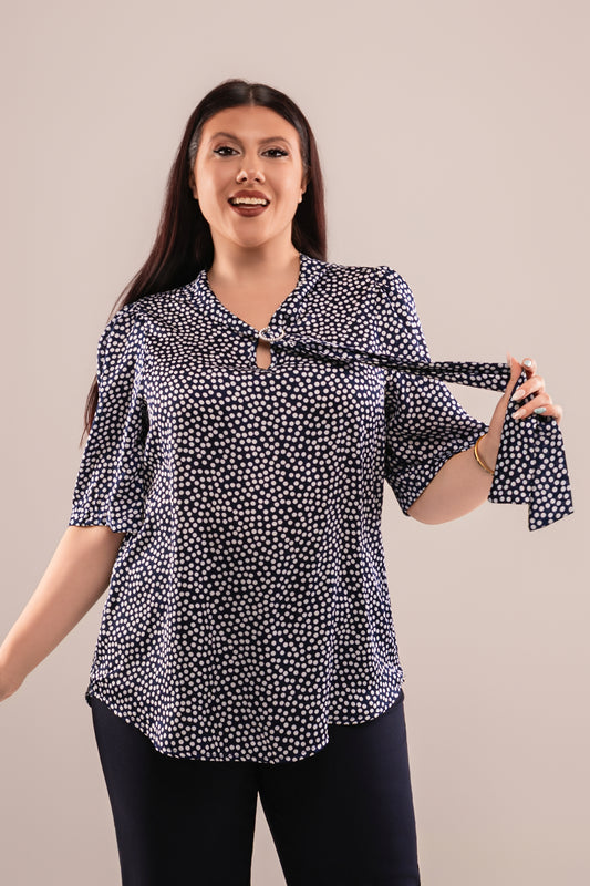 Μπλέ Πουά Σατέν Μπλούζα Plus Size με Δέσιμο Γραβάτας και Κόμψα Μανίκια