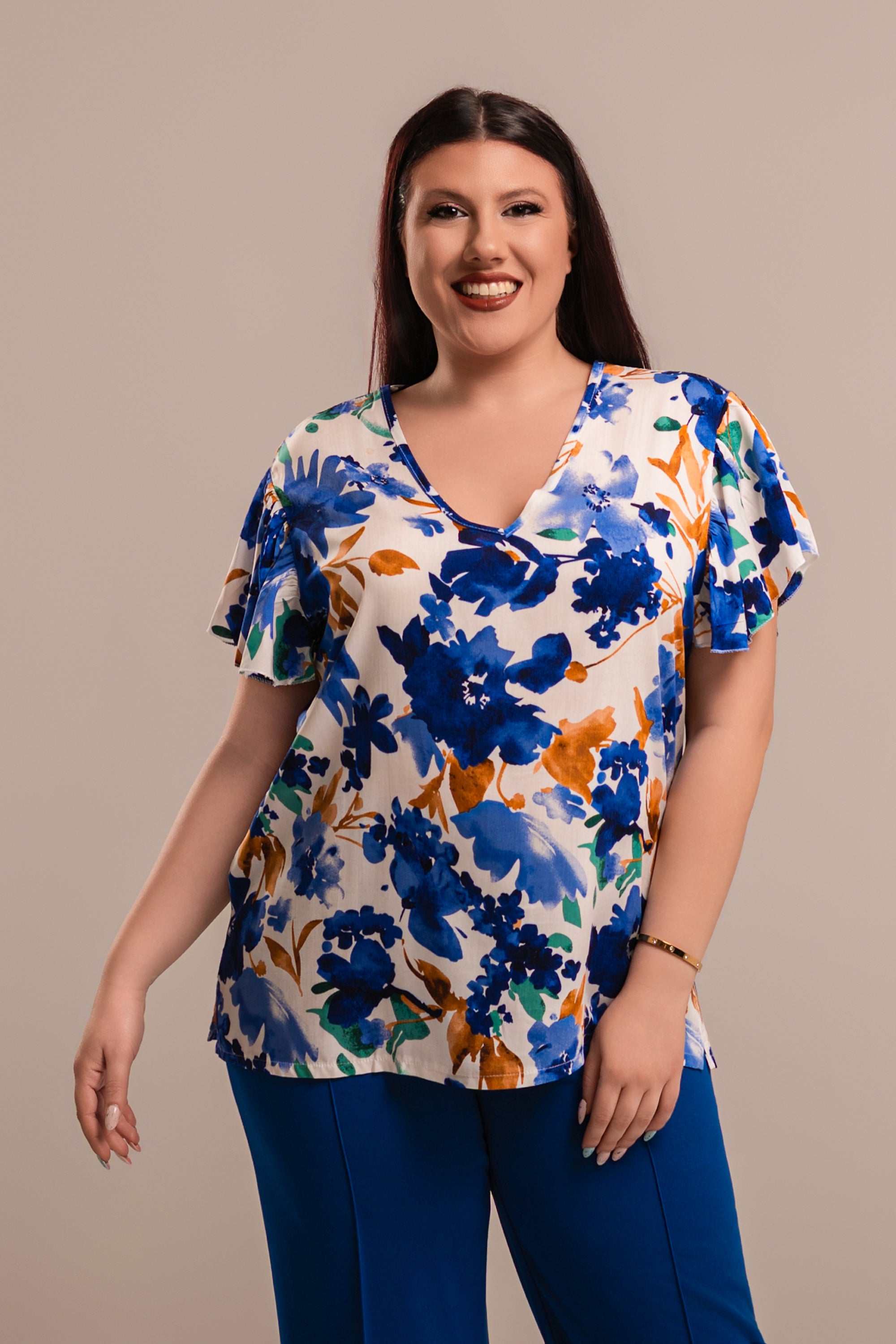 Μπλούζα Plus Size από Βουάλ Ύφασμα με Μπλε Λουλούδια και V Λαιμόκοψη